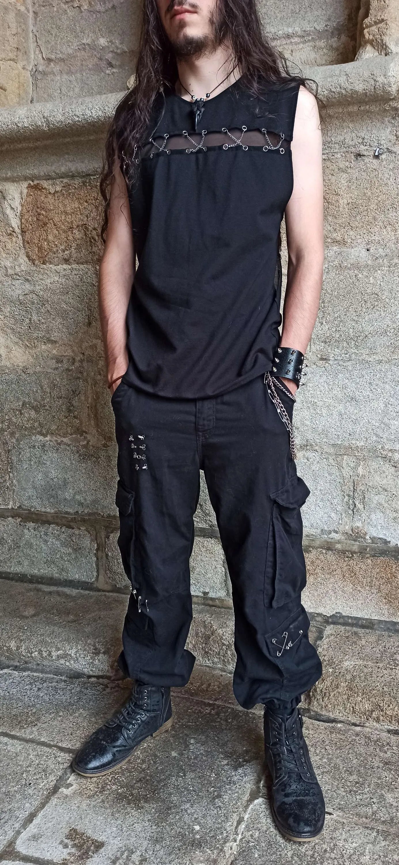 Vue complète du débardeur goth darkwear
Look punk goth avec débardeur en résille