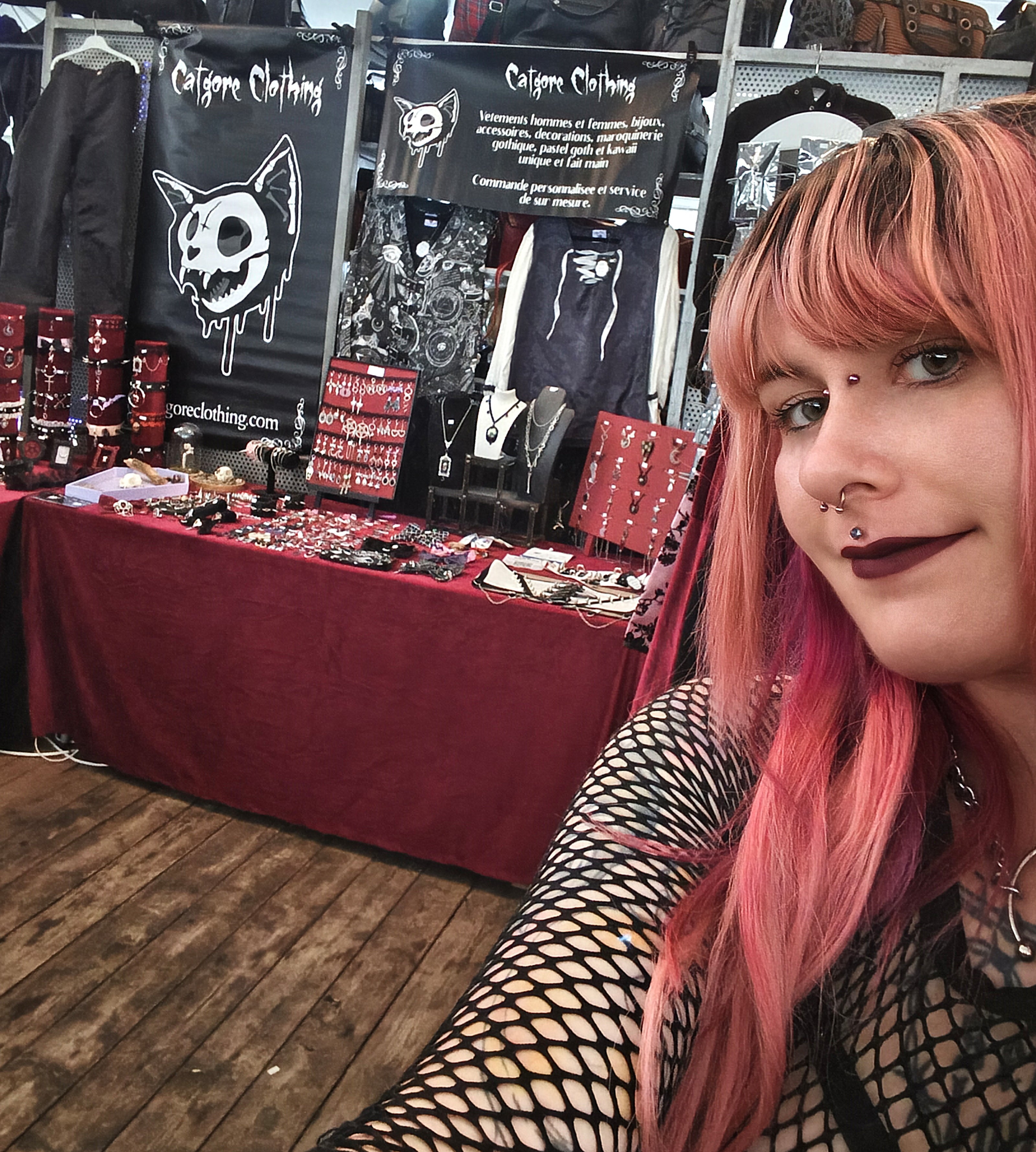 Mathilde Catgore Clothing en train d'exposer au festival Amphi en Allemagne. Découvrez à quoi ressemble mon stand en évènement grâce à cette photo 