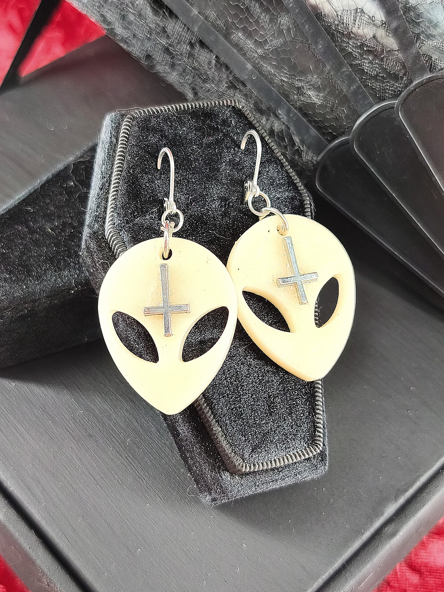 Paire de boucles d'oreilles Alien avec croix en résine fait main