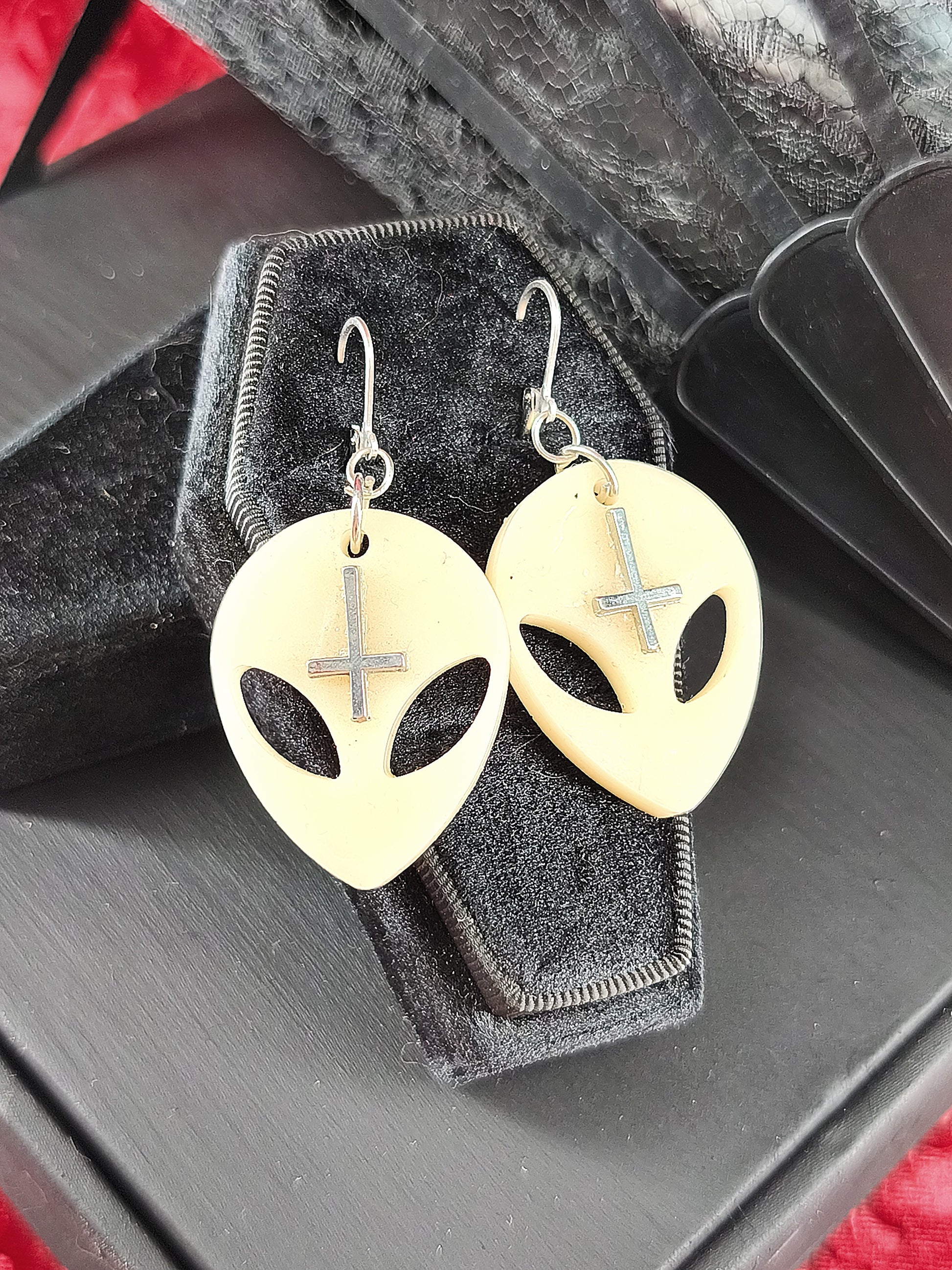Paire de boucles d'oreilles Alien avec croix en résine fait main