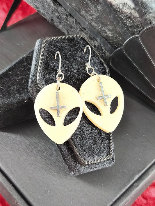 Paire de boucles d'oreilles Alien avec croix en résine fait main