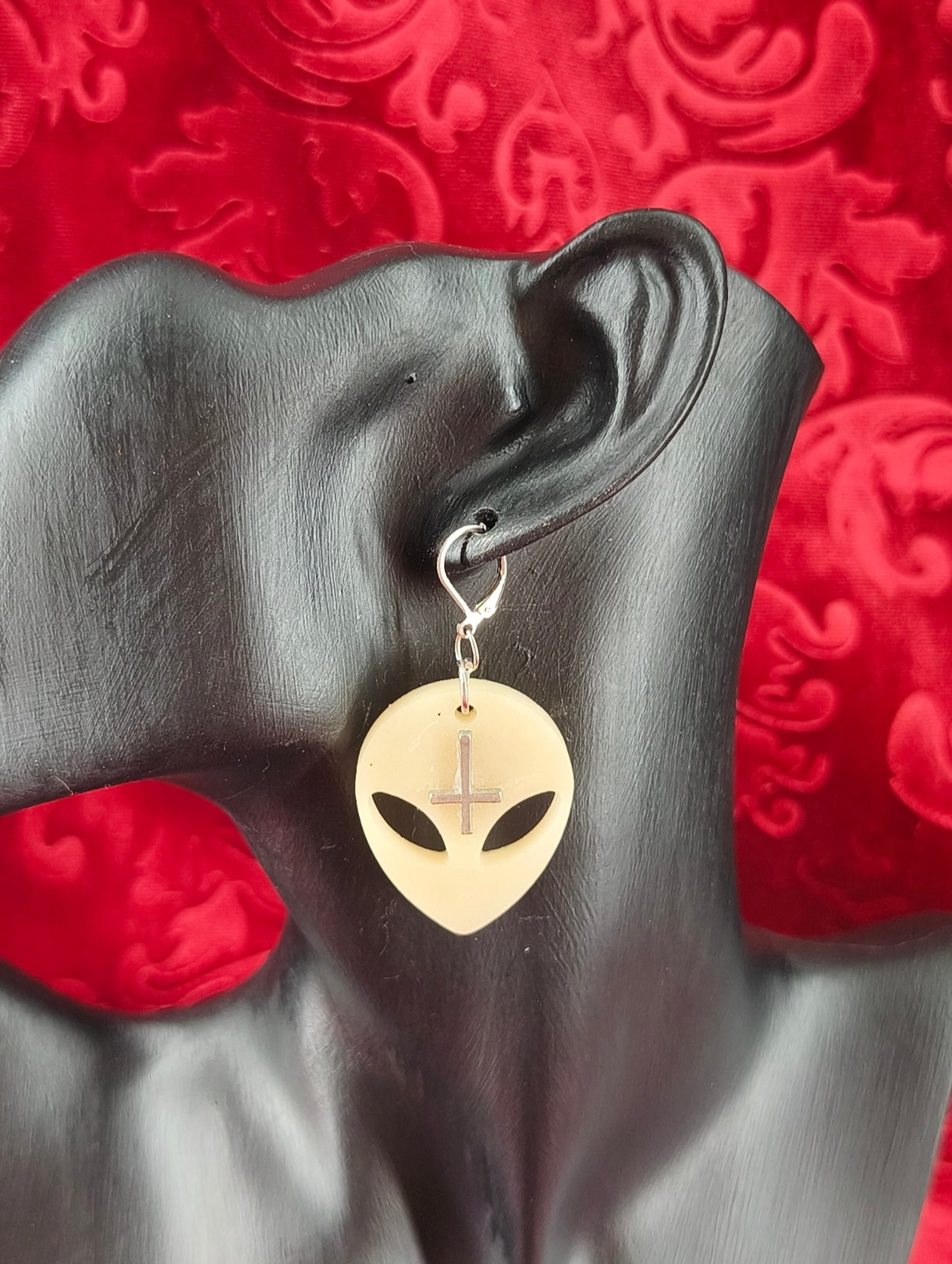 Paire de boucles d'oreilles Alien avec croix en résine fait main portées