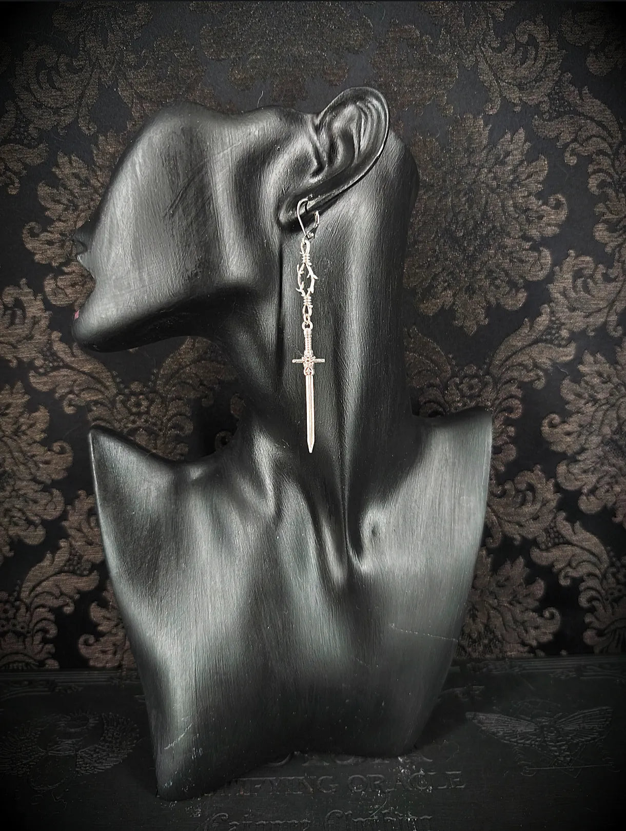 Paire de boucles d'oreilles alternatives avec épées