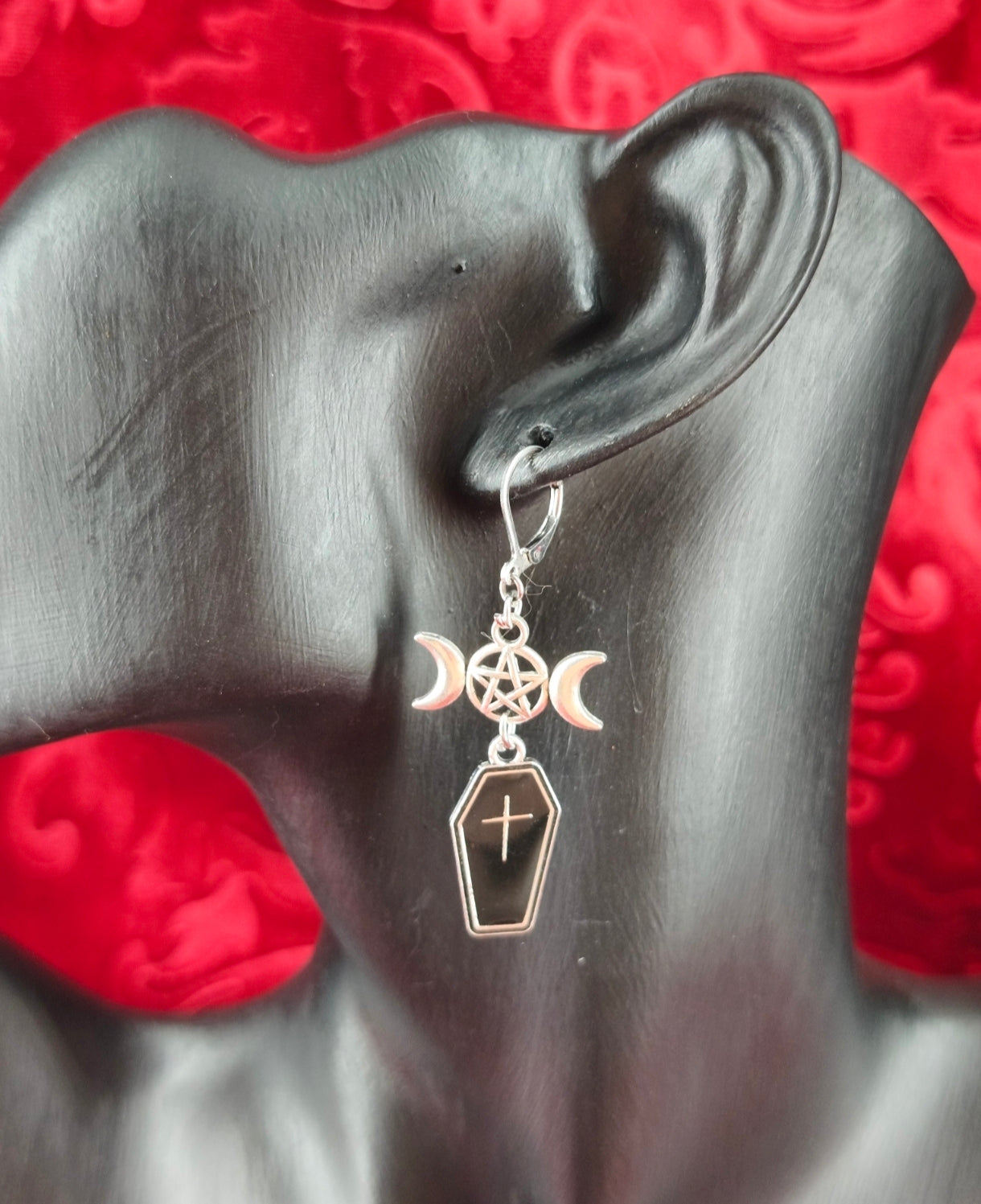 Paire de boucles d'oreilles cercueil et pentacle avec lune portées