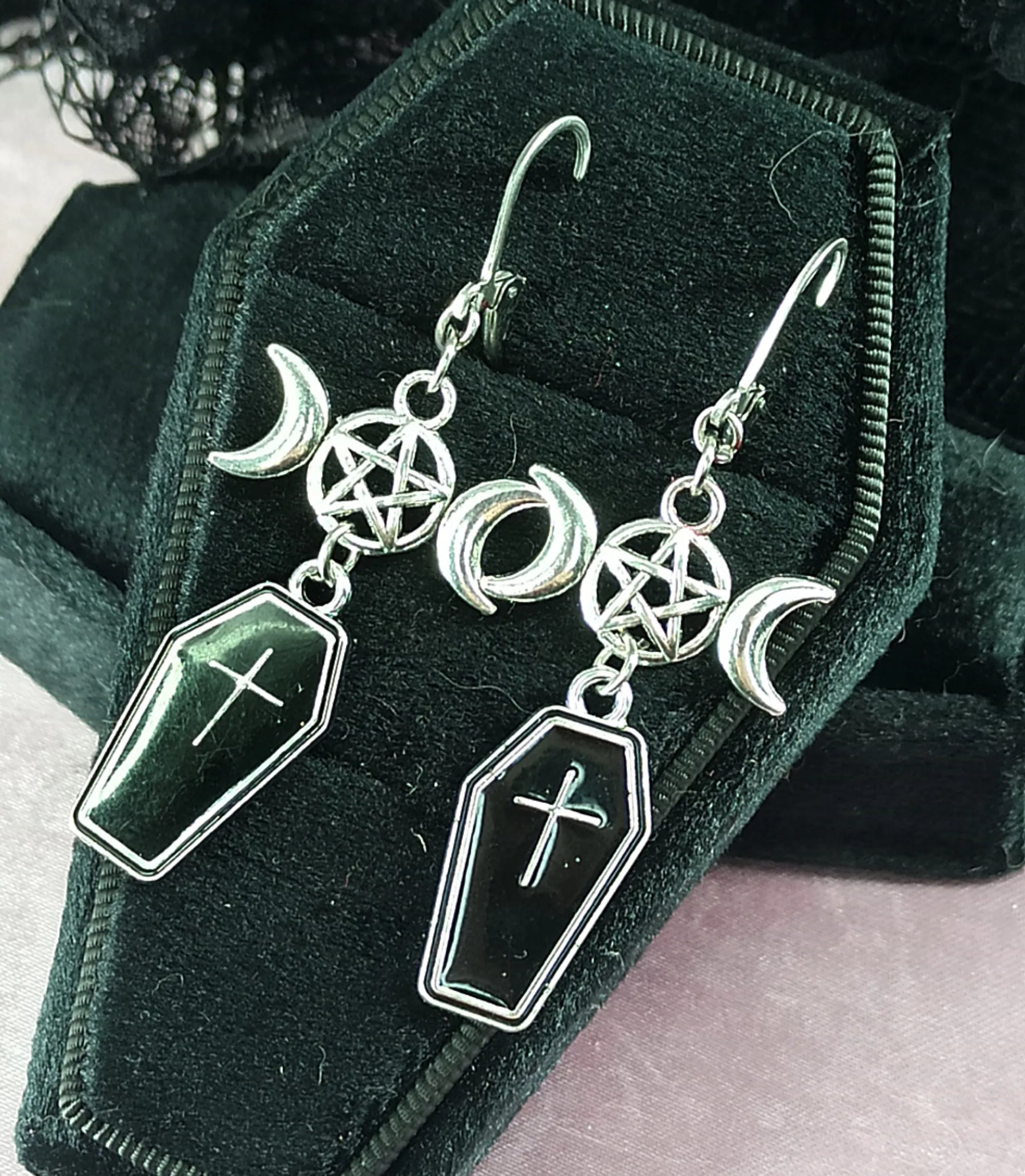 Paire de boucles d'oreilles fait main lune, pentacle et cercueil