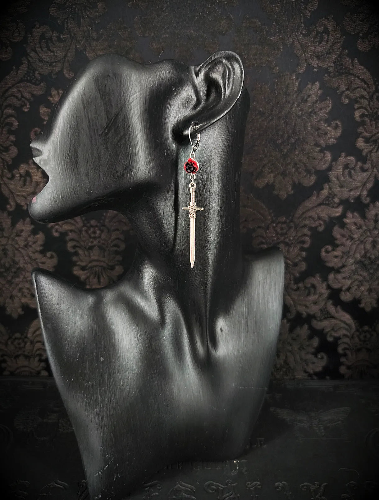 Paire de boucles d'oreilles glamour médiévale avec épée 