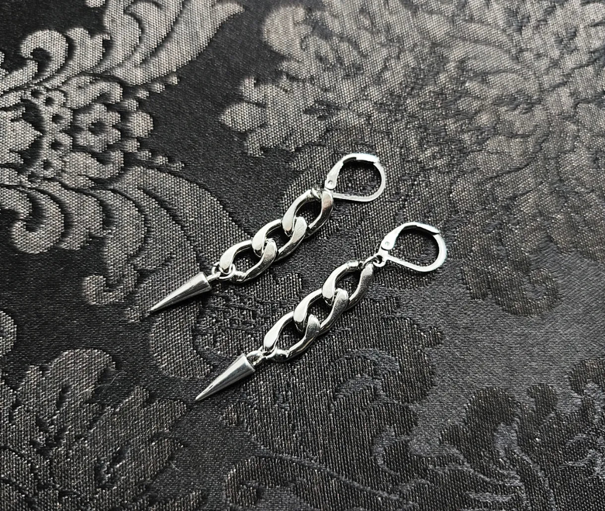 Paire de boucles d'oreilles gothique chaîne et clous fait main