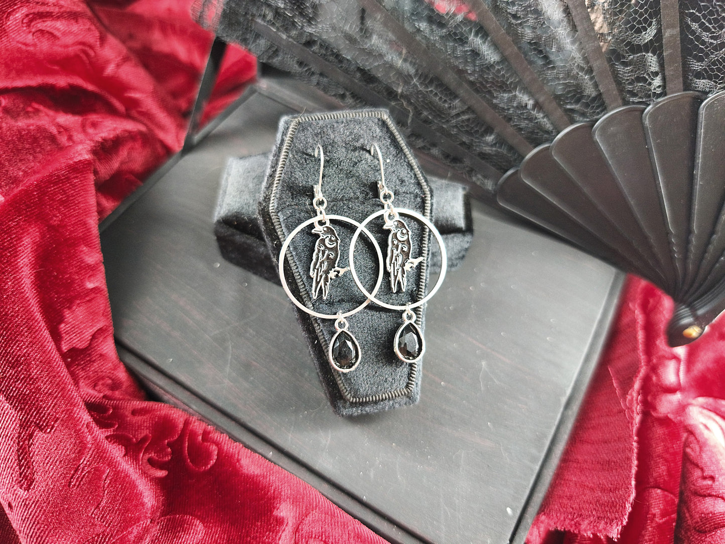 Paire de boucles d’oreilles gothiques Corbeau & Lune et perles noires 