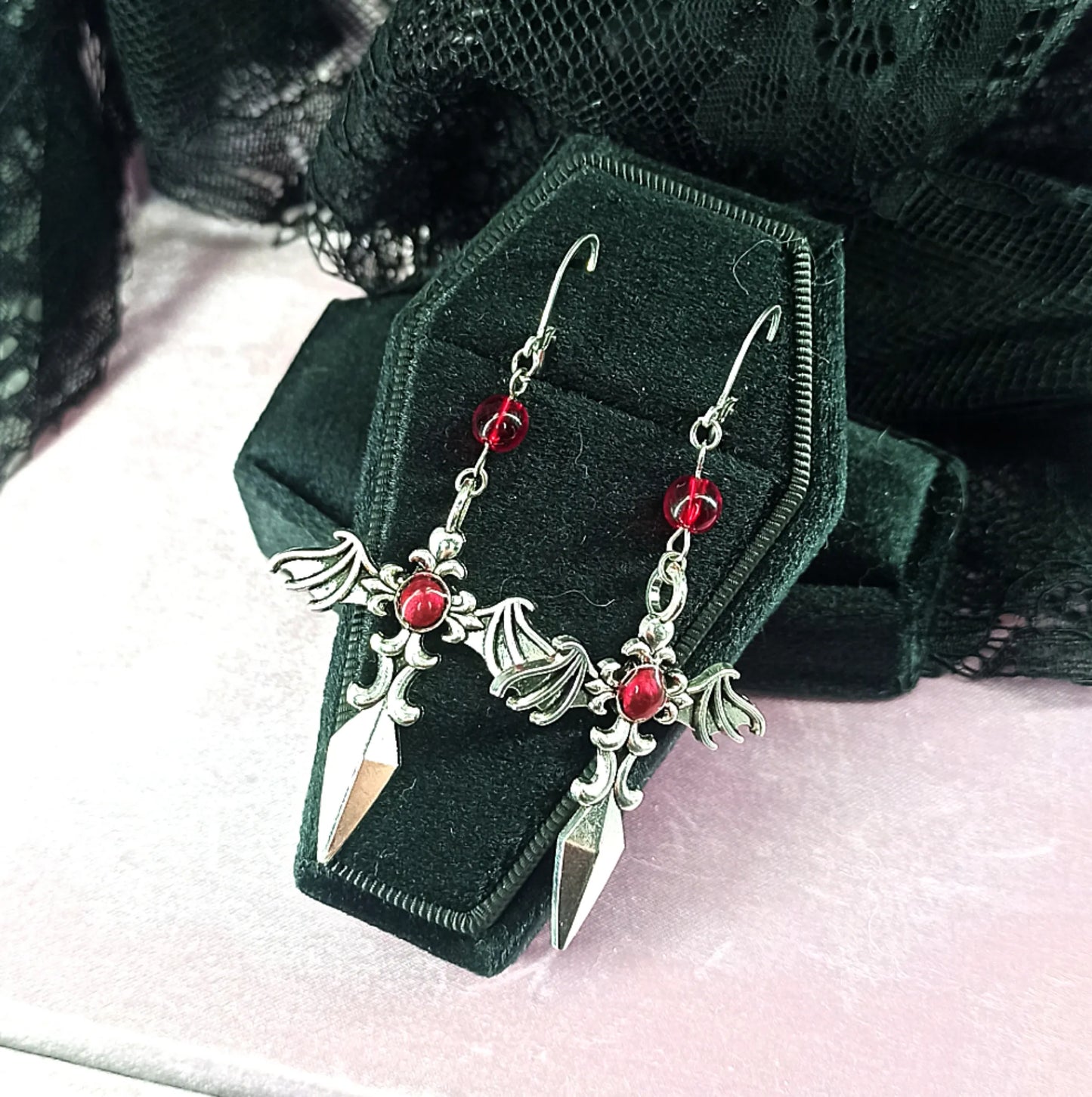 Paire de boucles d'oreilles épées ailés avec perles rouges fait main 
