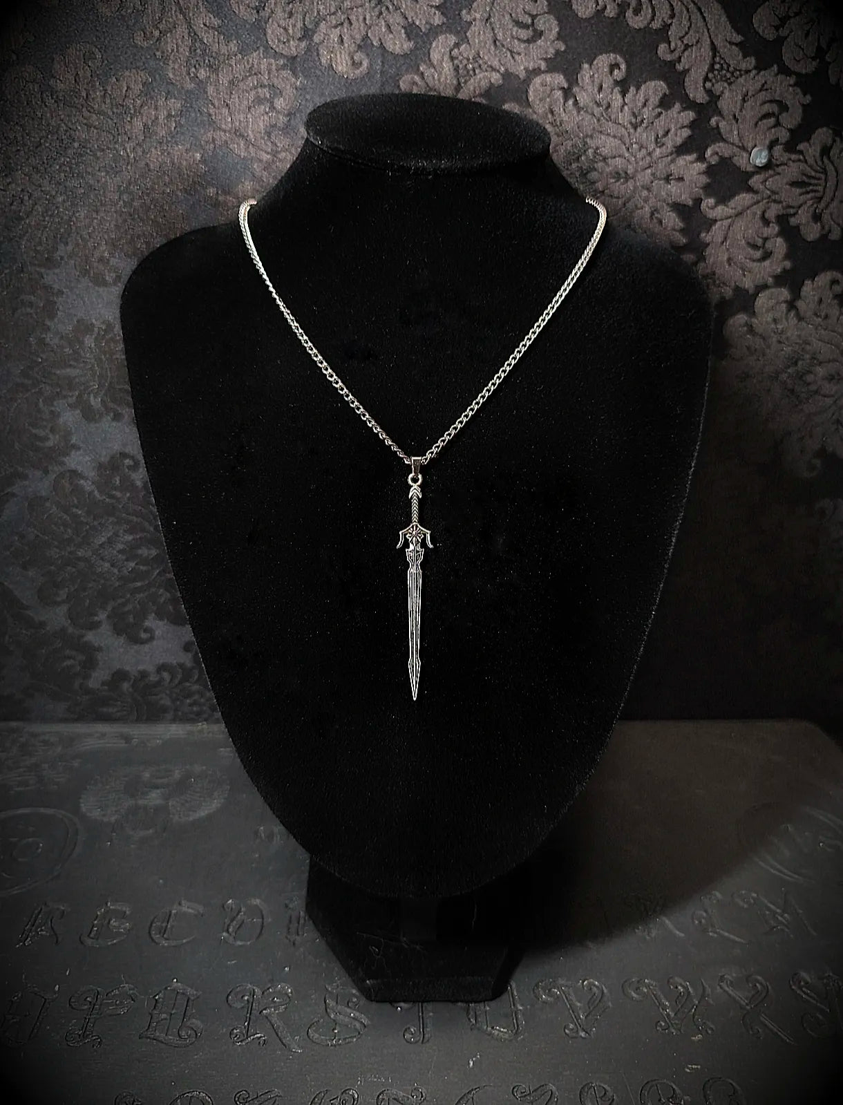 Parure gothique argentée avec collier réglable à pendentif épée et boucles d'oreilles épées assorties