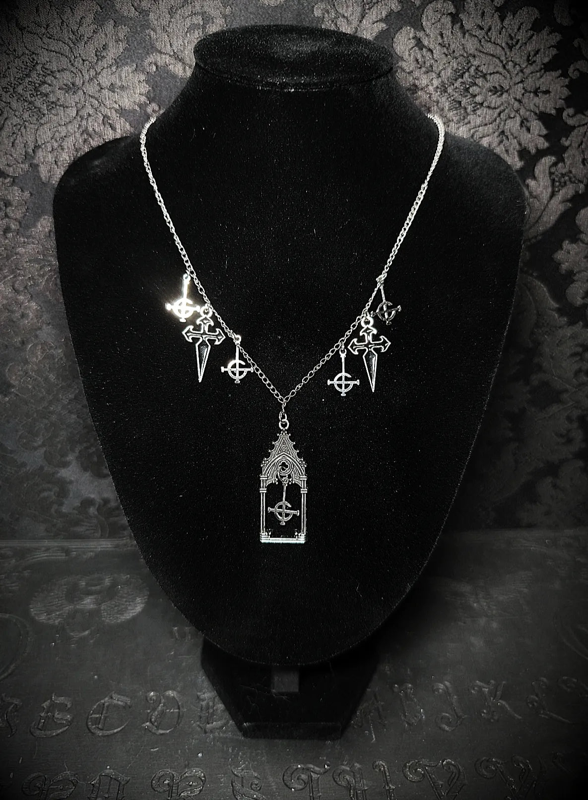 Parure gothique inspirée du groupe Ghost avec collier argenté réglable, pendentif cathédrale, Grucifix et boucles d’oreilles assorties.