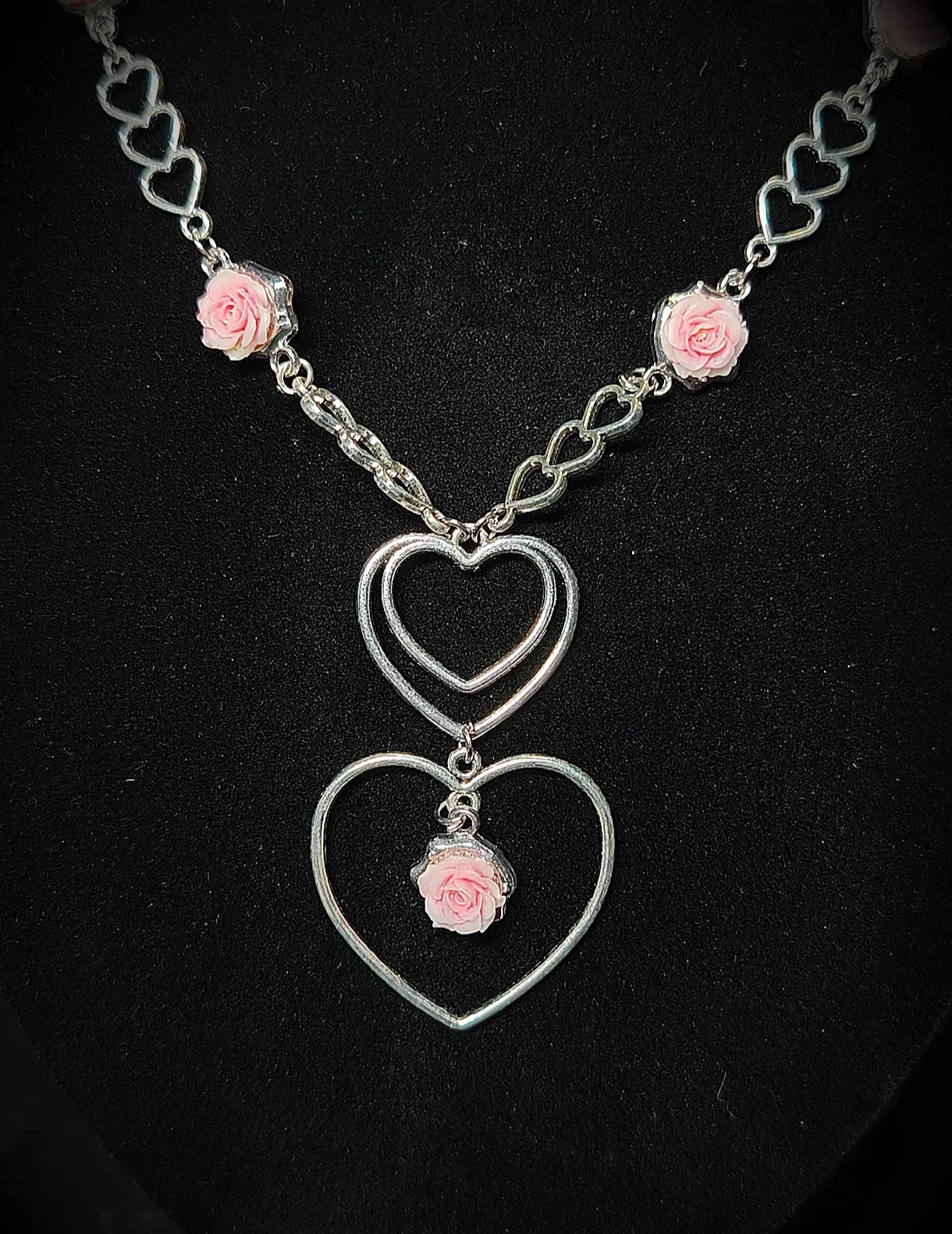 Pendentif double cœur argenté et rose rose du collier Lolita romantique