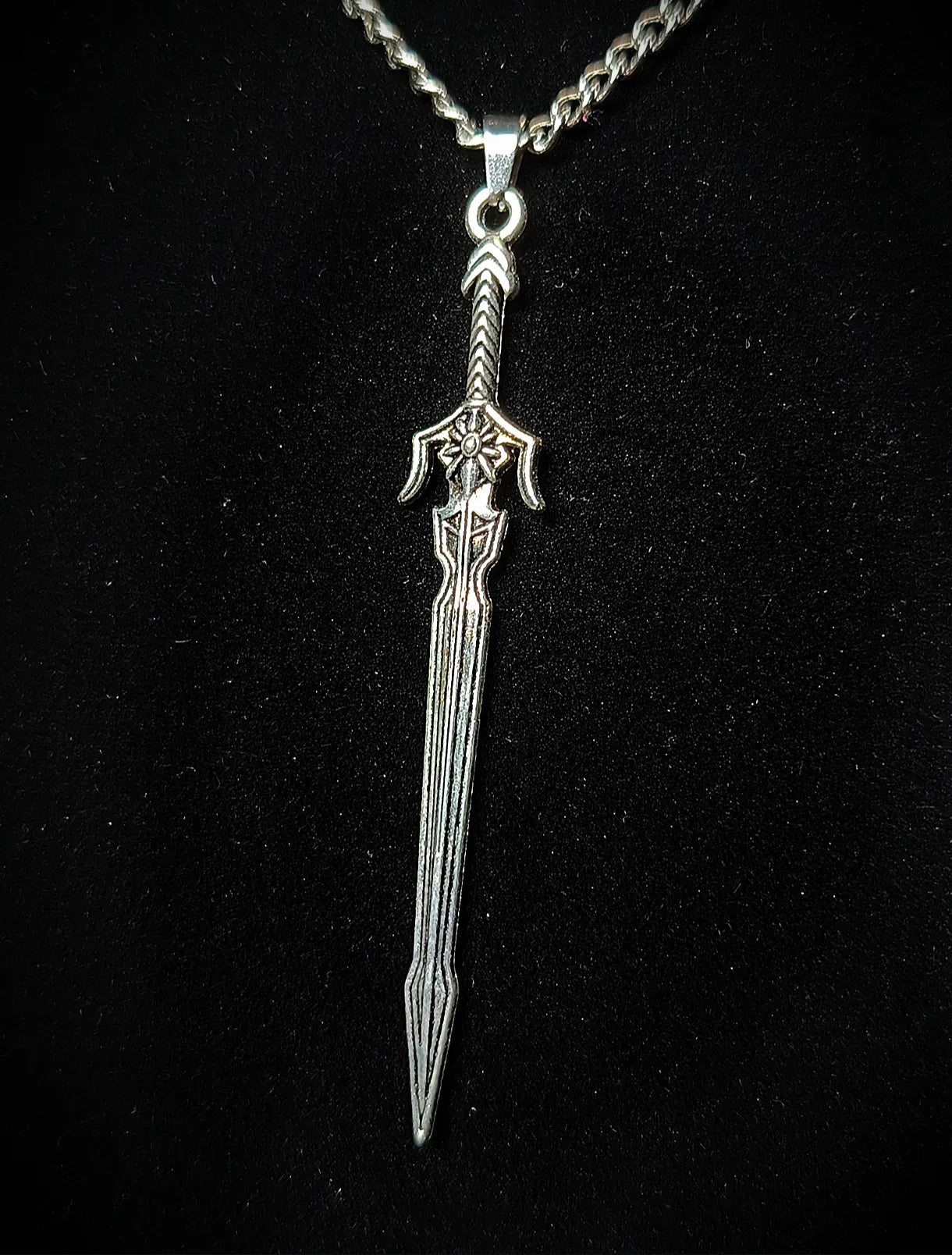 Pendentif épée du collier épée vue de très près 