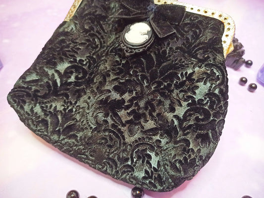 porte-monnaie gothique arabesque fait main
porte-monnaie noir en velours
accessoire gothique ésotérique
création artisanale style goth
handmade gothic ouija coin purse
black velvet coin purse
occult gothic fashion accessory
handmade witchy coin purse