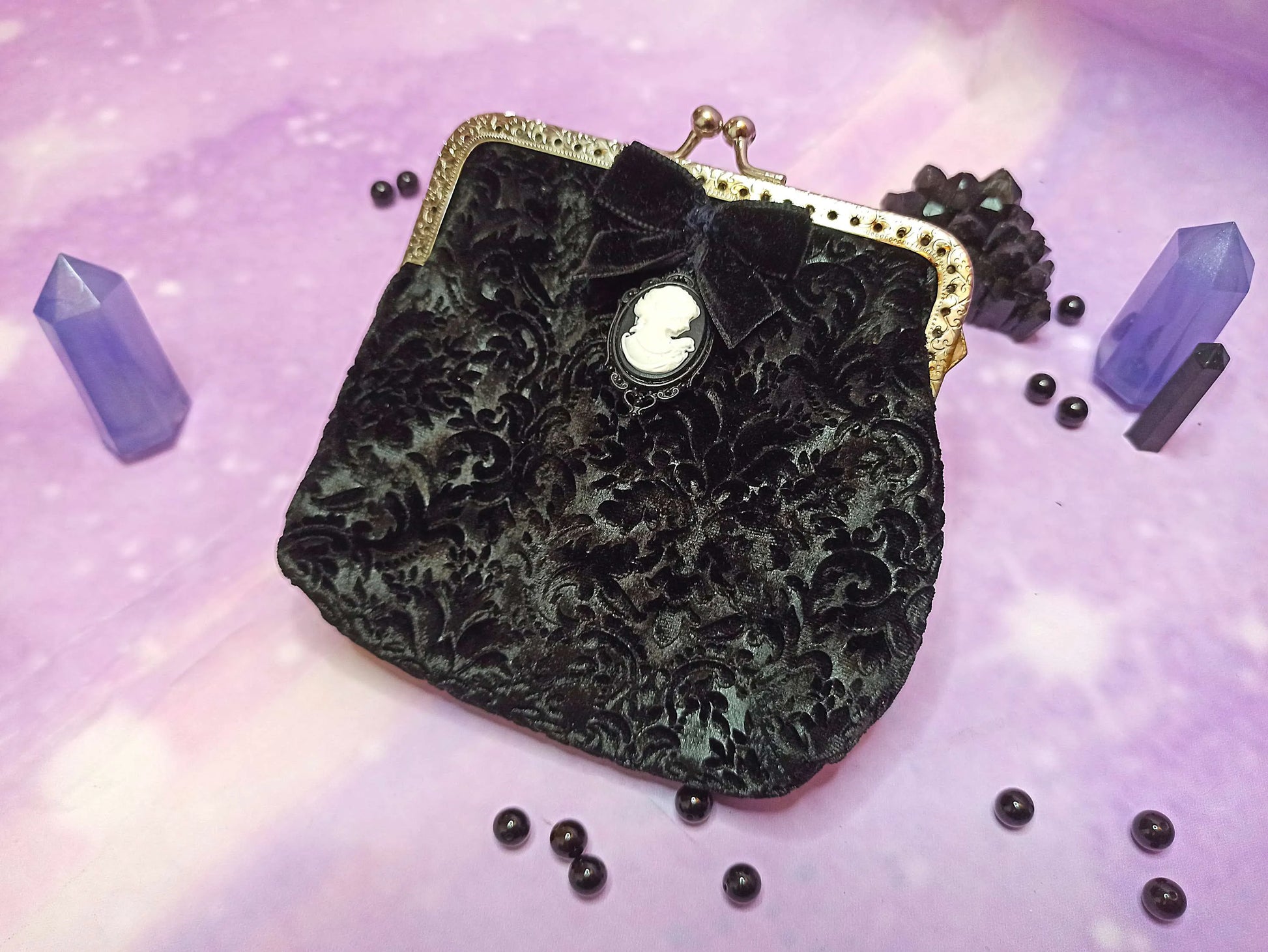 porte-monnaie gothique arabesque fait main
porte-monnaie noir en velours
accessoire gothique ésotérique
création artisanale style goth
handmade gothic ouija coin purse
black velvet coin purse
occult gothic fashion accessory
handmade witchy coin purse