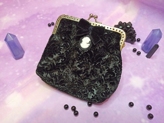 porte-monnaie gothique arabesque fait main
porte-monnaie noir en velours
accessoire gothique ésotérique
création artisanale style goth
handmade gothic ouija coin purse
black velvet coin purse
occult gothic fashion accessory
handmade witchy coin purse