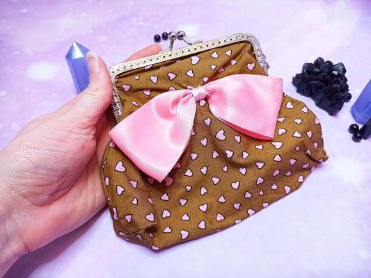 Porte-monnaie kawaii fait main avec cœurs roses
Porte-monnaie lolita marron avec nœud en satin
Accessoire mignon style kawaii pastel
Porte-monnaie girly unique fait main
Handmade kawaii purse with pink hearts
Brown lolita makeup bag with satin bow
Cute pastel-style accessory for girls
Unique handmade sweet lolita purse