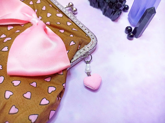 Porte-monnaie kawaii fait main avec cœurs roses
Porte-monnaie lolita marron avec nœud en satin
Accessoire mignon style kawaii pastel
Porte-monnaie girly unique fait main
Handmade kawaii purse with pink hearts
Brown lolita makeup bag with satin bow
Cute pastel-style accessory for girls
Unique handmade sweet lolita purse
