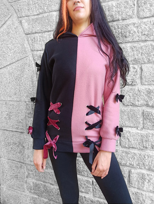 Pull bicolore pastel goth noir et rose avec capuche