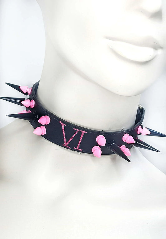 Ras de cou Arcane du personnage VI avec clous noir et rose fait main
Zoom sur le choker Arcane de VI