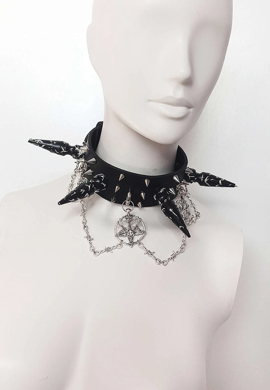 Vue générale du ras de cou en cuir noir avec clous XXL, chaines barbelés et baphomet 