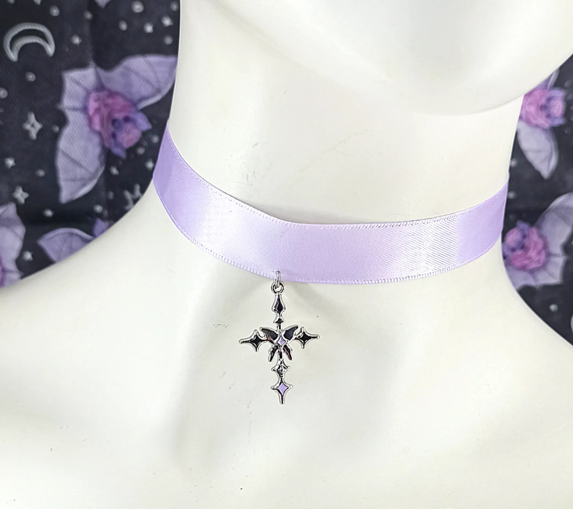 Ras de cou en satin violet avec croix fait main  
Ras de cou pastel goth avec croix 