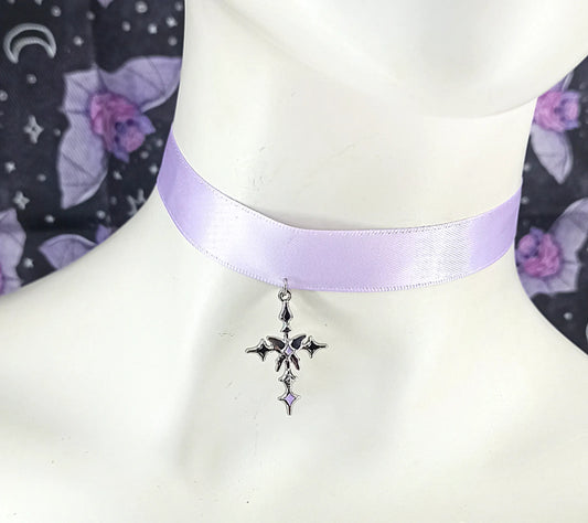 Ras de cou en satin violet avec croix fait main  
Ras de cou pastel goth avec croix 