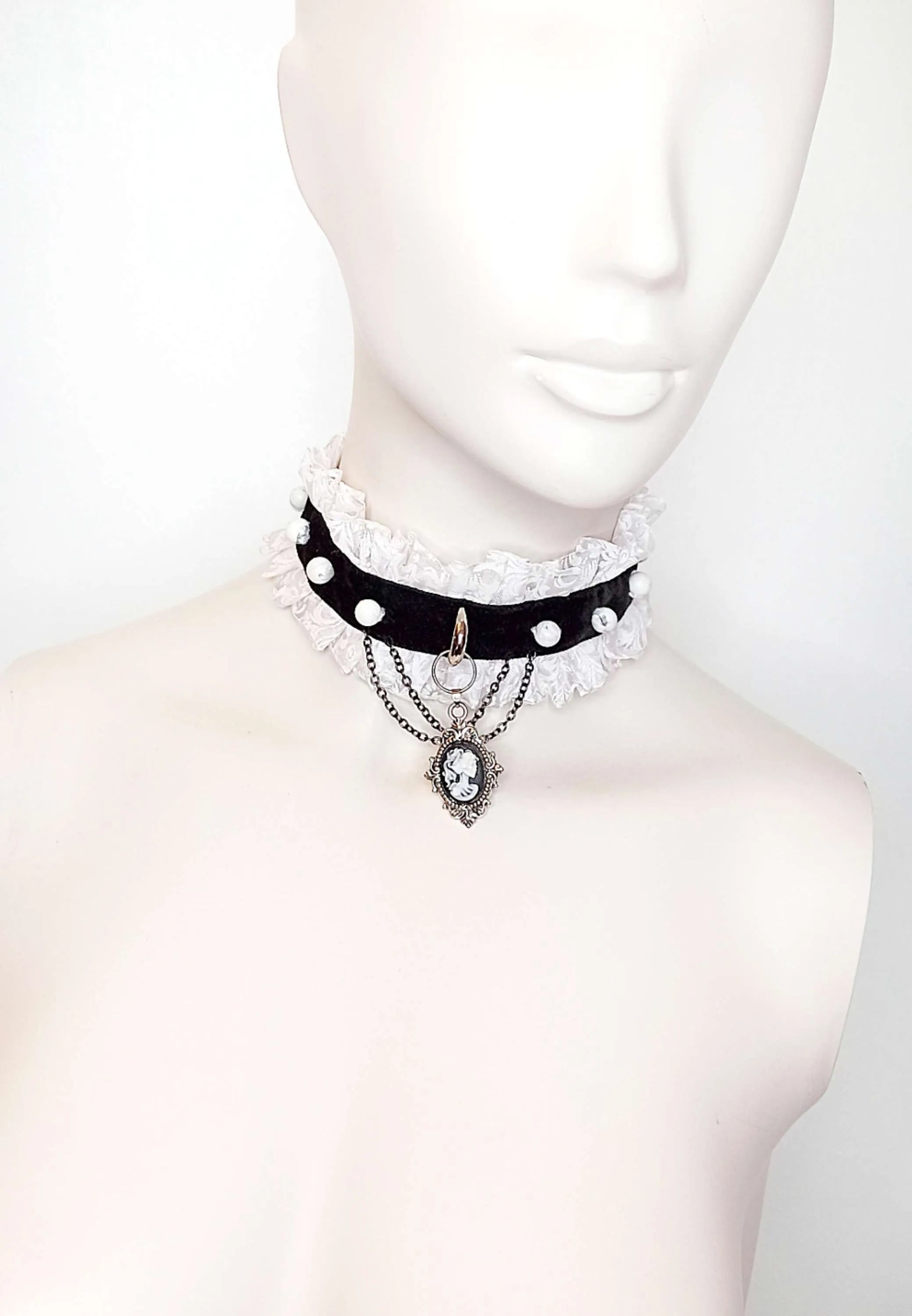 Vue d'ensemble du ras de cou en velours noir et blanc, perles et camé gothique avec chaines fait main