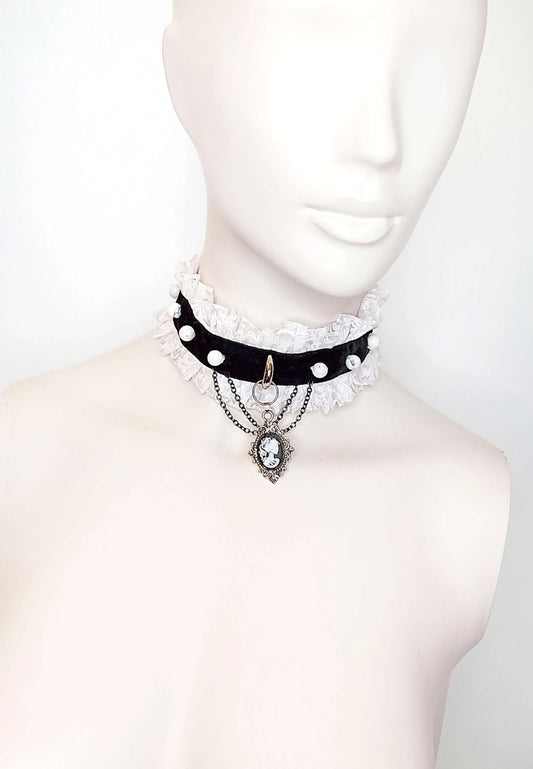 Vue d'ensemble du ras de cou en velours noir et blanc, perles et camé gothique avec chaines fait main