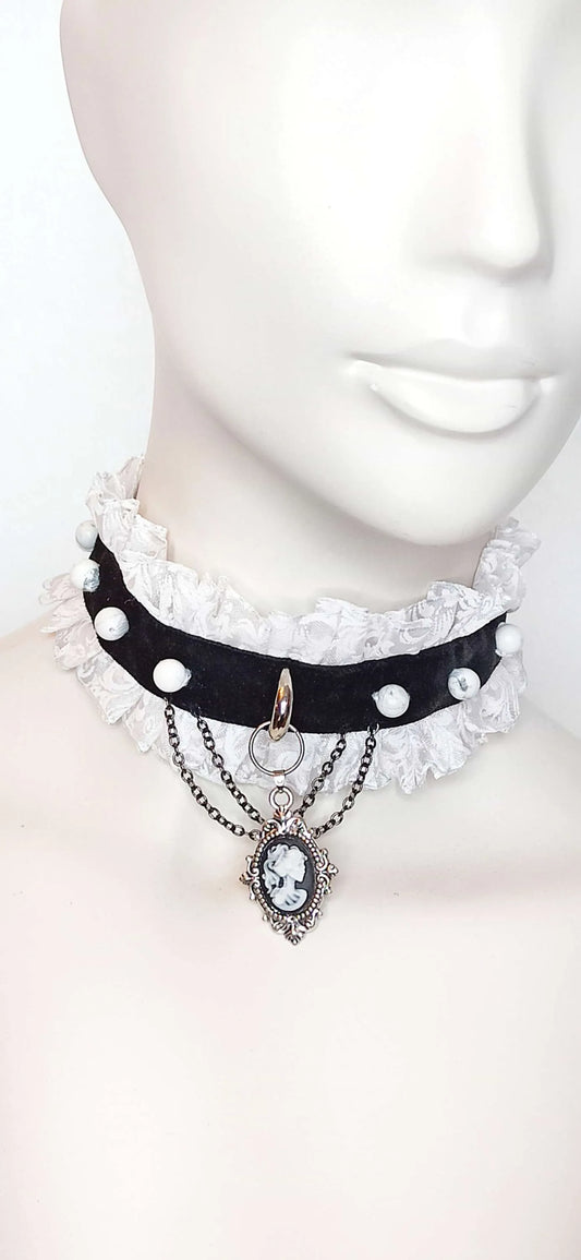 Ras de cou en velours noir et blanc, perles et camé gothique avec chaines fait main
