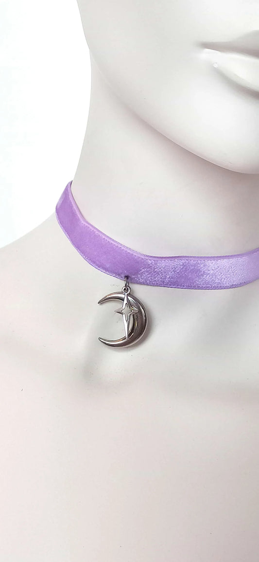 Zoom sur le pendentif lune et étoile du ras de cou violet 