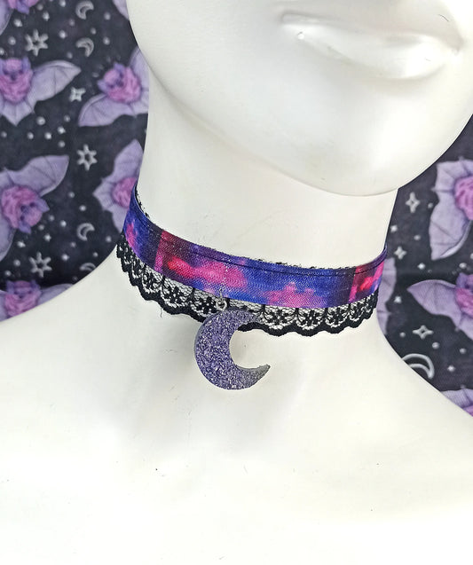 Ras de cou galaxie avec ruban cosmique, dentelle noire et pendentif lune violette en résine