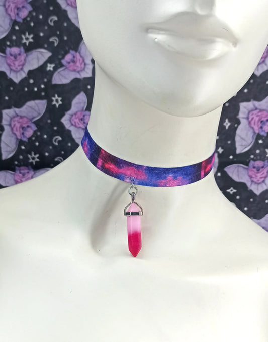 Ras de cou galaxie avec ruban à motif cosmique et pendentif en cristal rose en verre