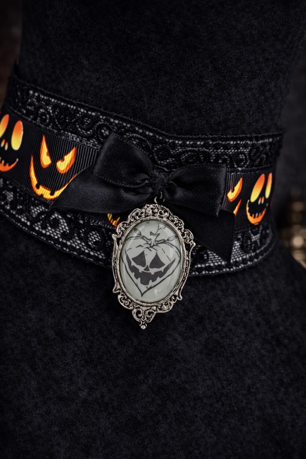 Ras de cou gothique avec pendentif et sourires citrouilles artisanal