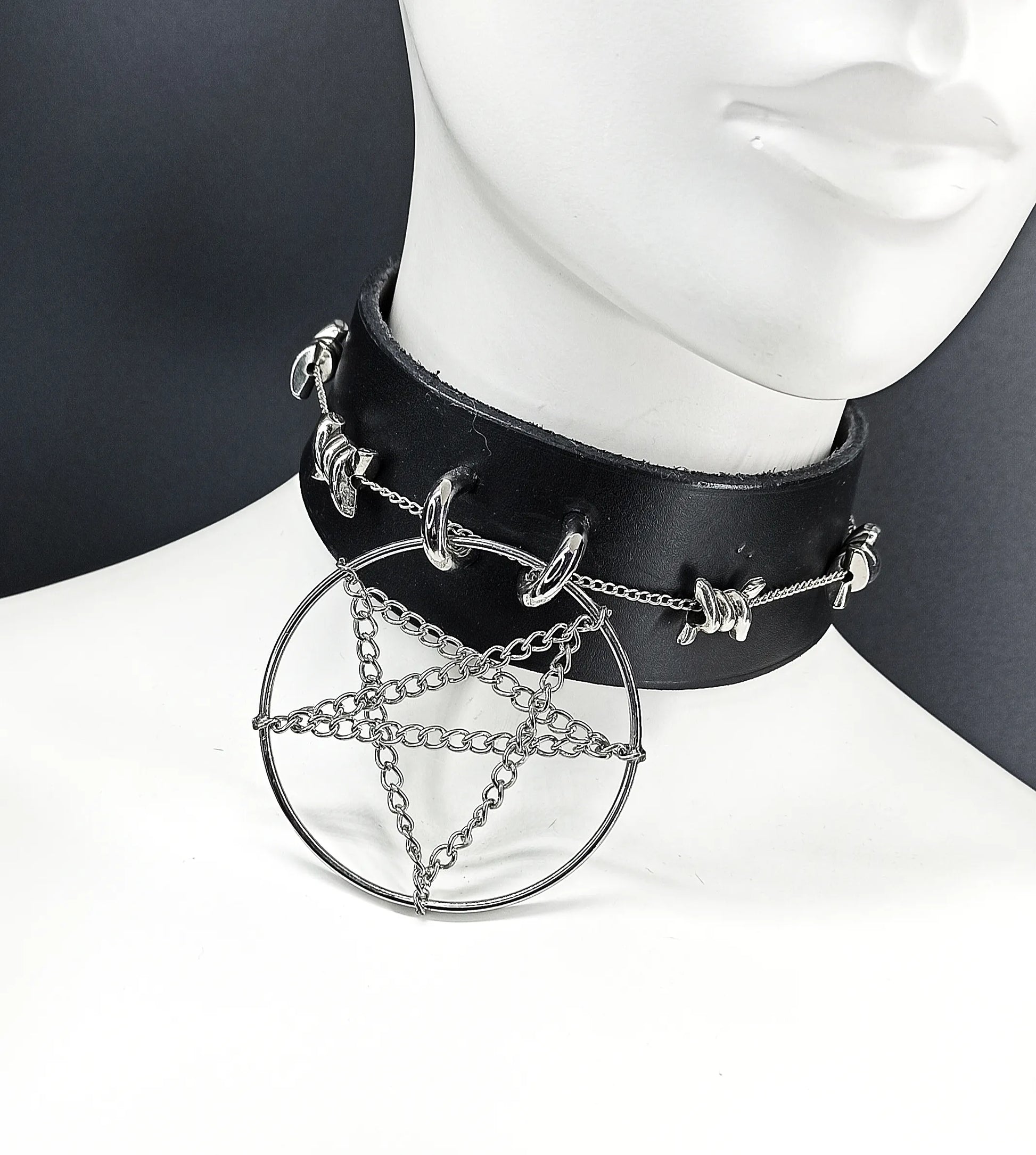 Ras de cou gothique en cuir noir avec pentacle et chaînes barbelées 