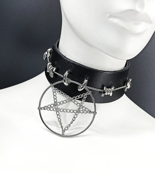 Ras de cou gothique en cuir noir avec pentacle et chaînes barbelées 