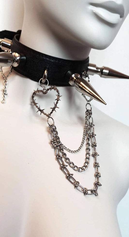 choker nu goth à clous et chaînes
ras de cou fait main cœur et chaînes en métal