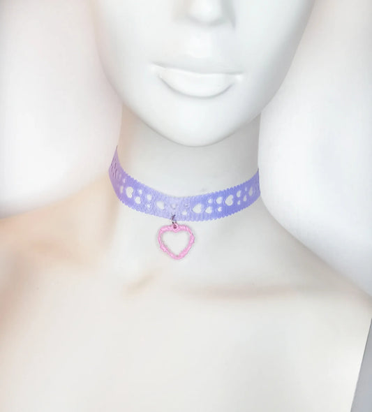 Ras de cou pastel goth violet "Heartbreaker" – Ras de cou cœur barbelé en taffetas et métal rose