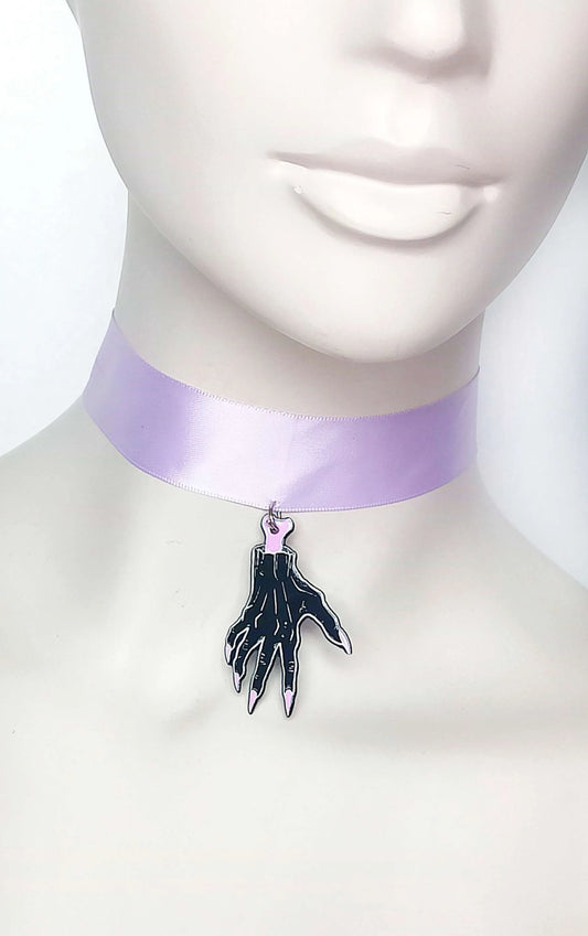 Ras de cou pastel goth violet avec main zombie "Purple Zombie" artisanal
