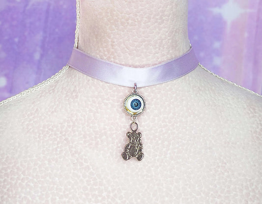 Gros plan sur pendentif ourson en alliage de métal avec œil en verre acrylique – bijou gothique kawaii