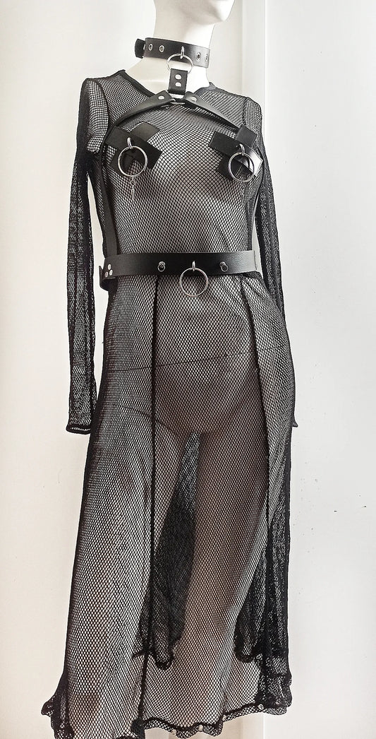 Robe gothique sexy en résille noire avec harnais en cuir
Silhouette en robe gothique fetish faite main