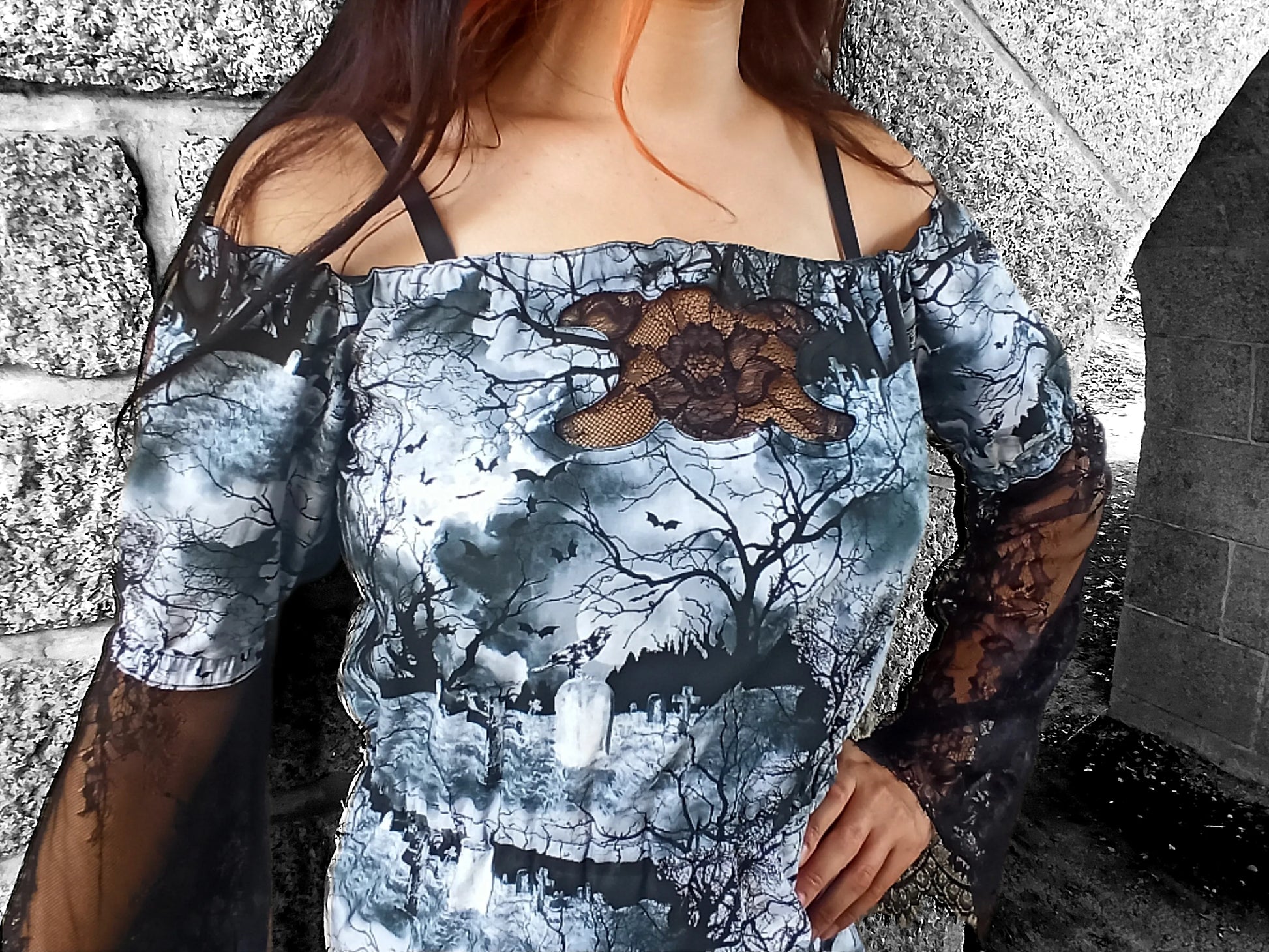 Zoom sur la dentelle noire décorative de la robe gothique