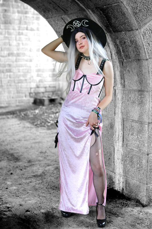 Robe pastel goth en panne de velours rose avec détails noirs
Vue de face de la robe gothique rose avec laçages en satin noir