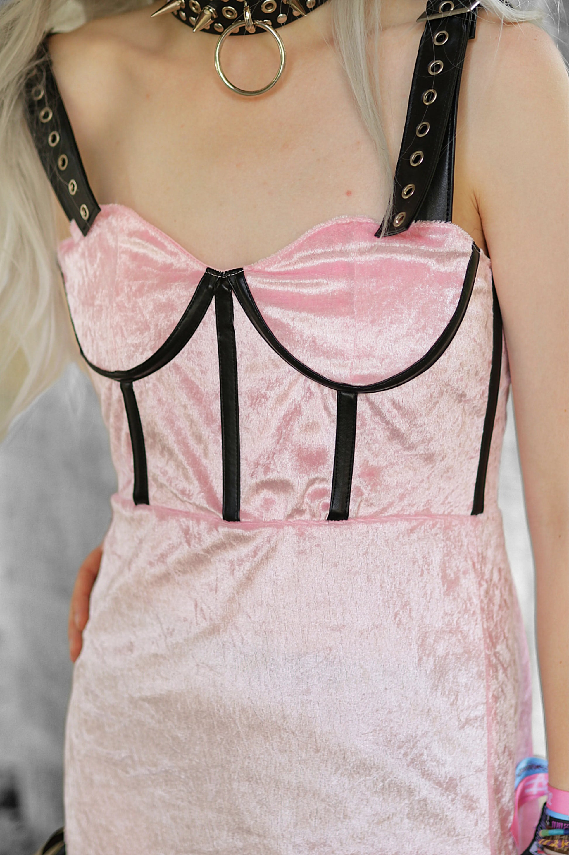Détail du corset avec baleines intégrées et finition simili cuir