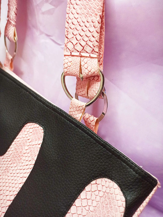 Sac à main pastel goth en simili cuir rose avec coulures noires
Détail de cœur décoratif sur anses de sac fait main
Intérieur coton rose pastel avec poches décoratives
Sac gothique rose effet serpent avec finitions artisanales
Pastel goth handbag in pink faux leather with black drips
Handmade purse with heart-shaped handle details
Pastel pink cotton lining with faux leather pockets
Gothic pink snake-textured bag with custom finishings