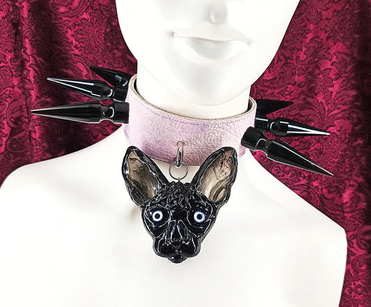 Ras de cou en cuir violet avec tête de sphinx et clous fait main