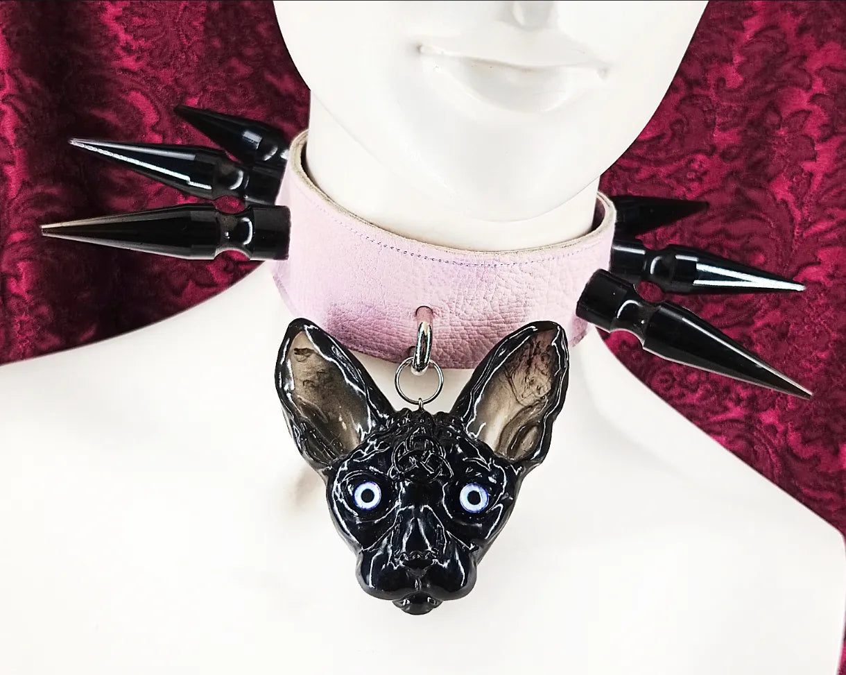 Ras de cou en cuir violet avec tête de sphinx et clous fait main