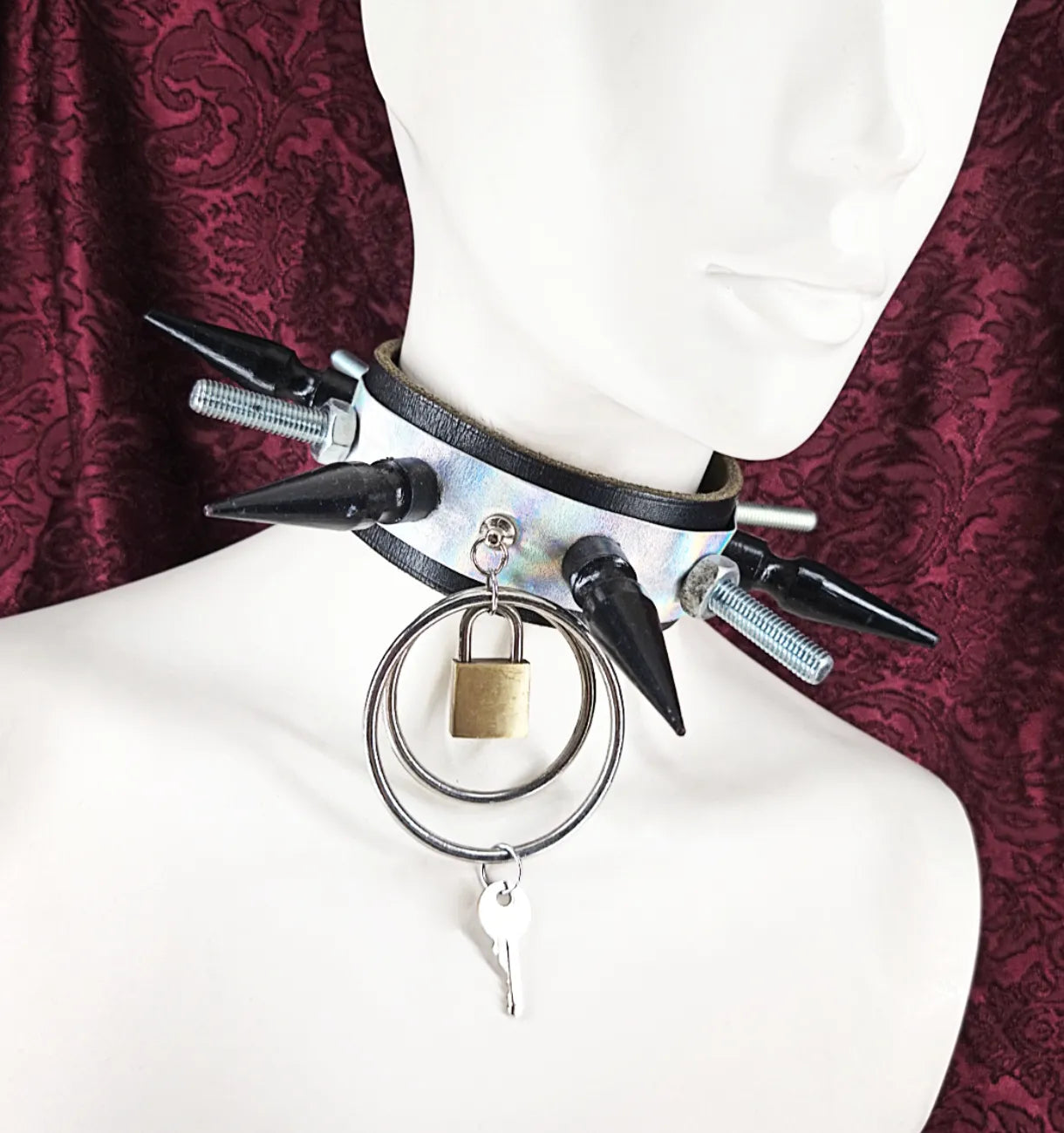 Ras de cou en cuir noir et holographique, clous, cadenas et anneaux fait main