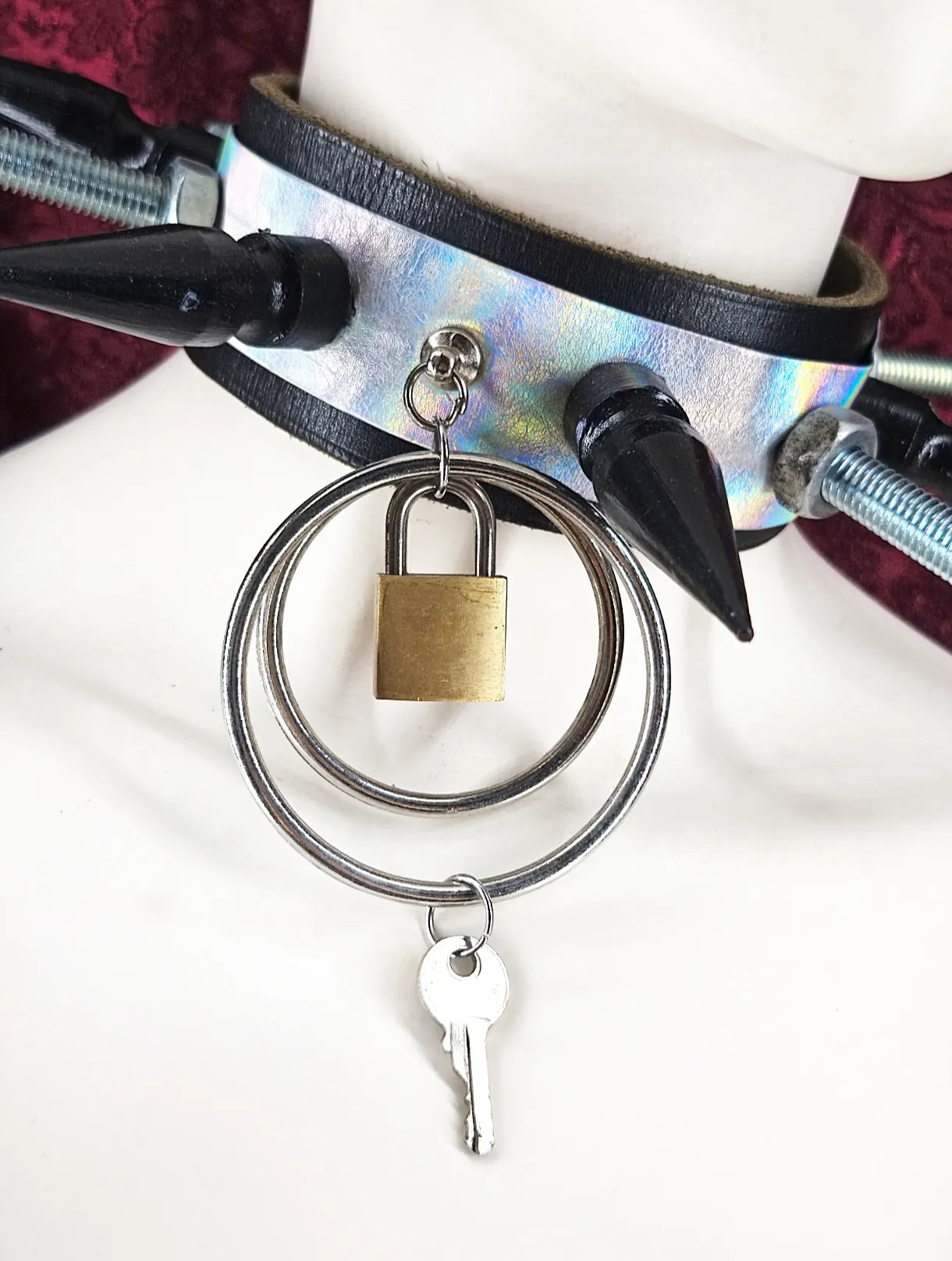 Ras de cou en cuir noir et holographique, clous, cadenas et anneaux fait main