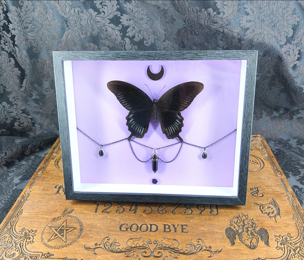 Cadre entomologique gothique au papillon noir et cristal – Décoration witchy & romantique